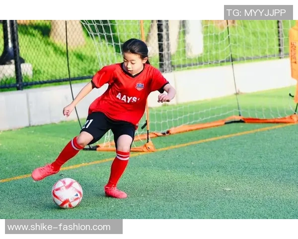 女生足球写真展现青春活力与运动魅力的完美结合